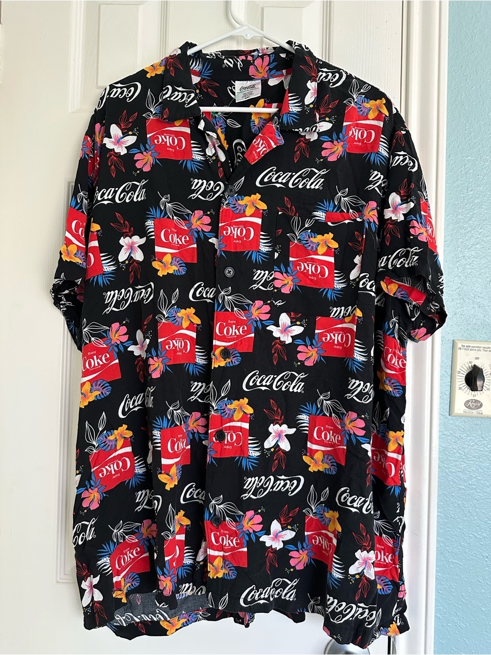 Coca-Cola brand men's black Hawaiian shirt tropical floral pattern and logo XXL